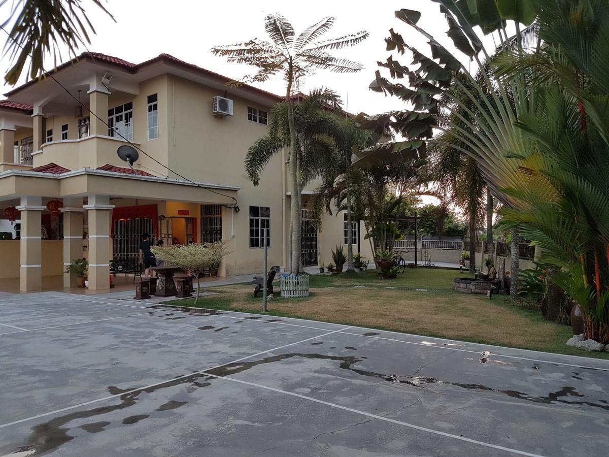 Big Garden Homestay Pantai Remis Extérieur photo